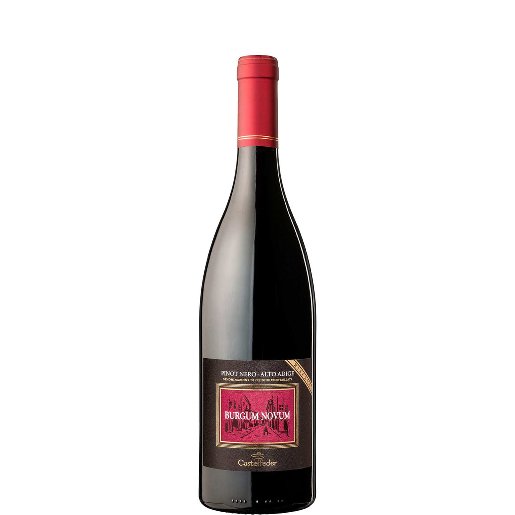Pinot Nero Riserva Burgum Novum Castelfeder su sfondo bianco